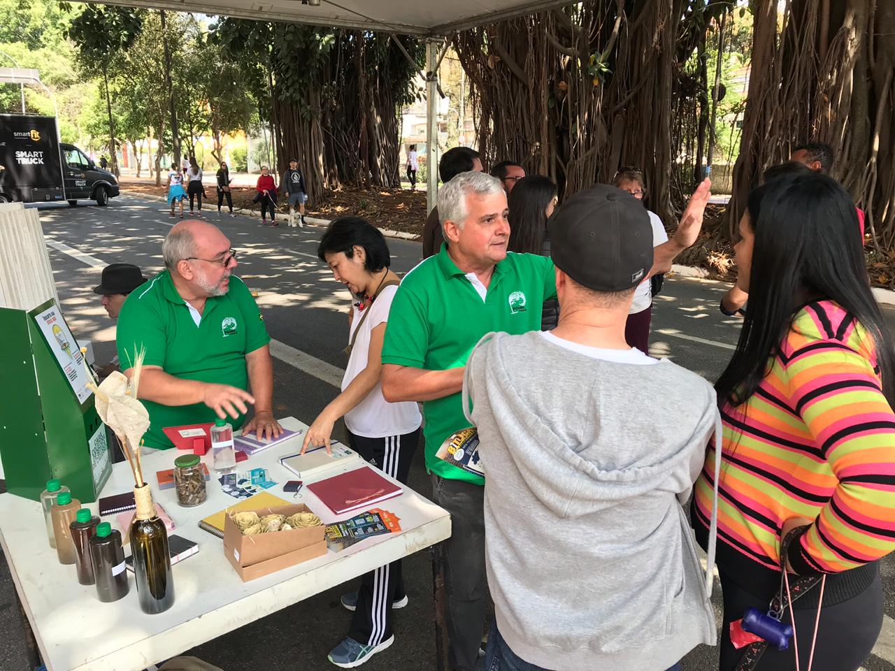 Foto das explicações sobre bitucas da Poiato Recicla